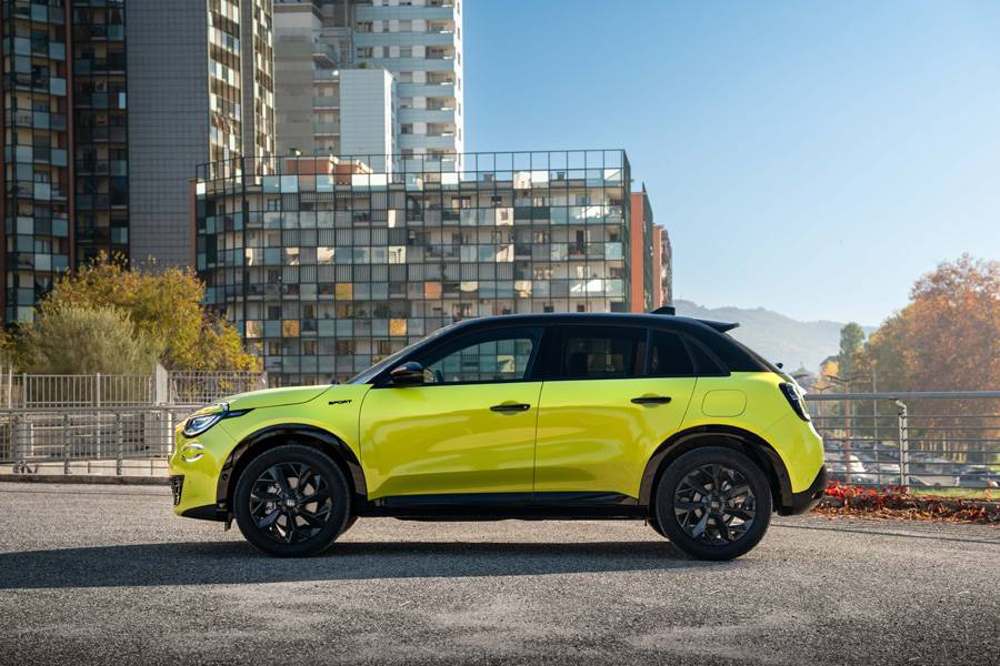 Seitenlinie ohne Schnickschnack: Kurze Überhänge, aufgeräumte Flächen – und trotzdem Platz für 385 Liter Gepäckraum.