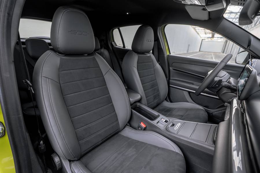 Innen konsequent auf Schwarz: Überarbeitete Sitze, neues Cockpit-Design – dazu Navi serienmässig und Assistenzsysteme bis Level 2.