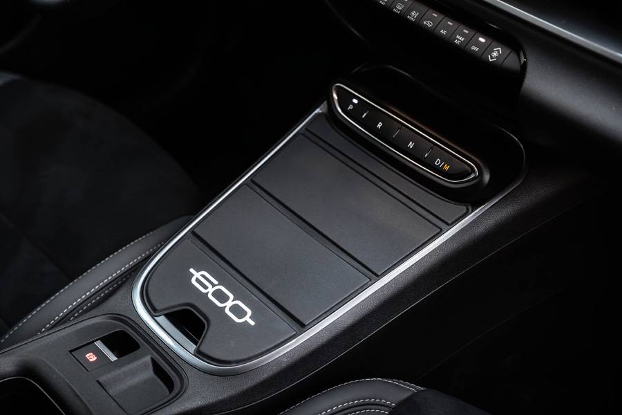 Tasten statt Schalthebel: Die e-DCT-Schaltlogik sitzt als kompakte P-R-N-D-Bedienung in der Mittelkonsole – wirkt aufgeräumt, passt zur Idee «einfach fahren».