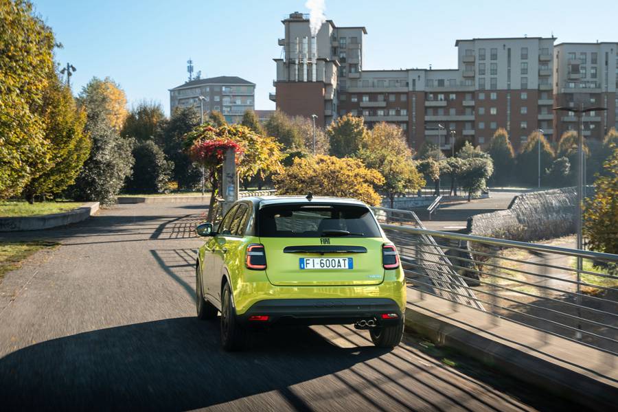 Compact, sans pingrerie : environ 4,18 mètres de long — parfait quand la ville se resserre, mais pas votre quotidien.