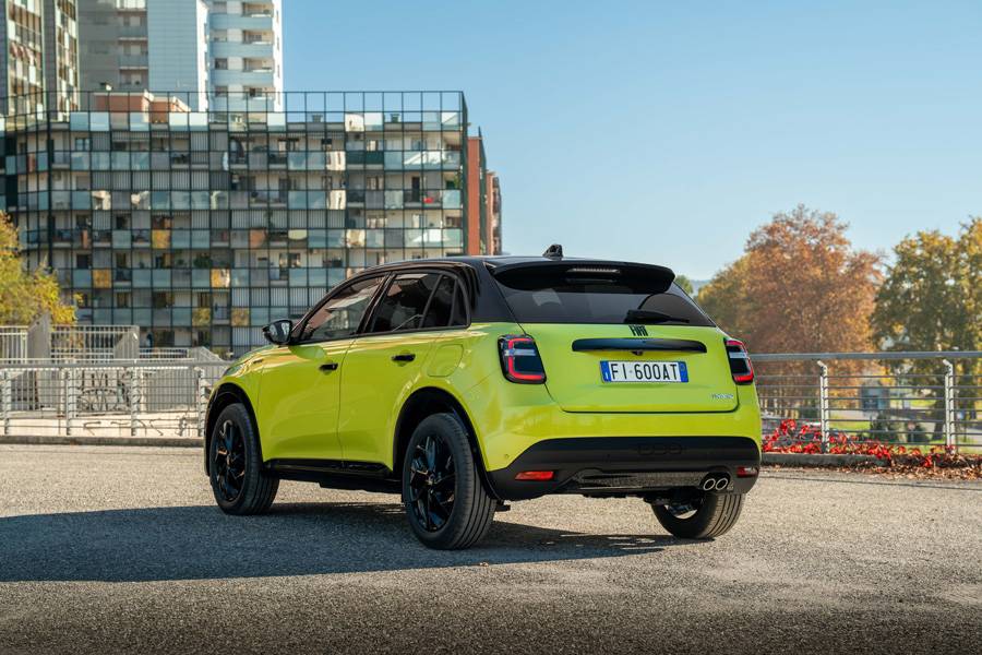 Pour les amateurs de détails : toit noir, vitres arrière surteintées, accents sombres — le Sport joue à fond le « mode shadow ».