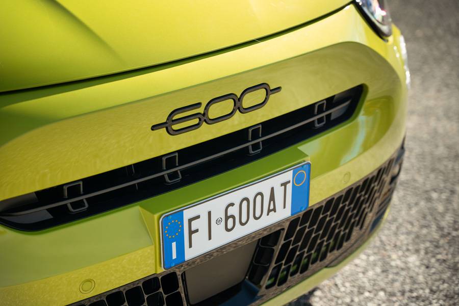 Gros plan pour l’œil : le « 600 » noir, sur le Sport, relève plus du geste de design que du cri publicitaire.