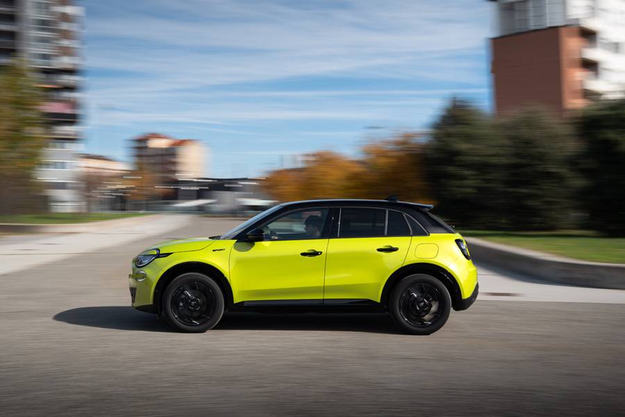 Profil en mouvement : le 600 Sport semble taillé pour le quartier — compact, perché, et assez vif pour suivre le rythme.