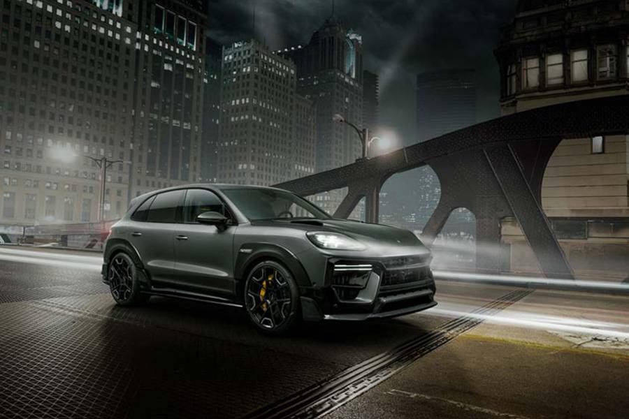 Grossstadt, nasser Asphalt, breites Kreuz: Der TechArt Magnum trägt sein Carbon-Breitbaukit wie eine Rüstung – und wirkt trotzdem erstaunlich sauber gezeichnet.