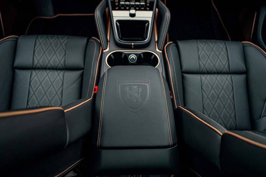 Innen kein Serienmöbel: Die Mittelkonsole und die Sitze zeigen, worum es bei den Interieurpaketen geht – Materialien, Nähte, Flächen. Alles bewusst komponiert.