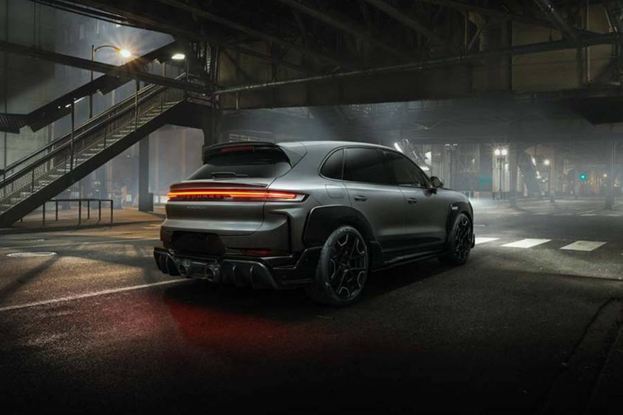 Nachts unter Stahlträgern wirkt der Magnum fast zurückhaltend – bis man das Heck liest: breite Schultern, tief gezeichneter Diffusor und die durchgehende Leuchtgrafik als roter Strich durch die Ansage.