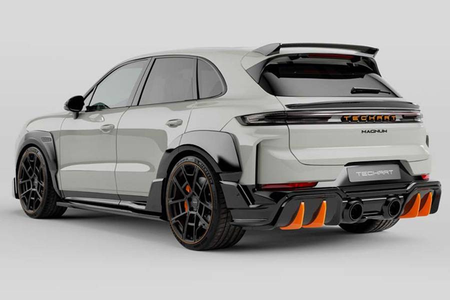 L’arrière comme final : « diffuseur en carbone apparent » et échappement central Magnum disent clairement où l’attention doit se poser.
