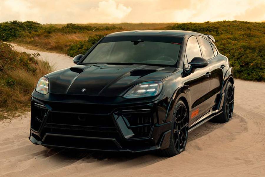 Plage plutôt que circuit : le Magnum sait aussi servir de décor — mais même dans le sable, il reste visuellement belliqueux, du capot aux bas de caisse.