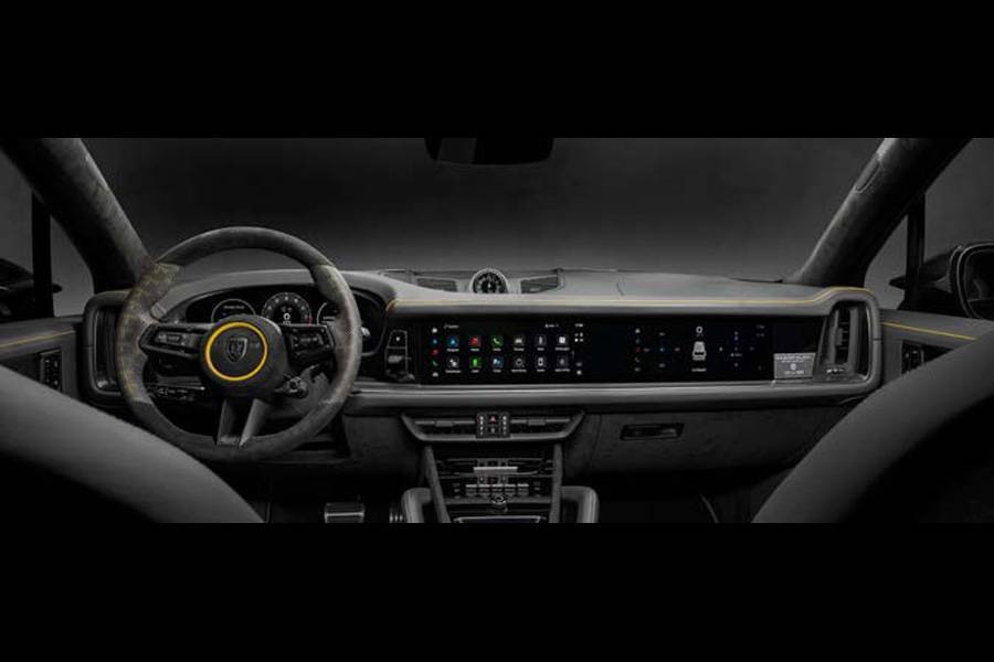 Panorama de cockpit, focus technique : le volant sport TechArt (avec Porsche Hands-On Detection) apporte un parfum de motorsport dans un univers autrement très « SUV ».