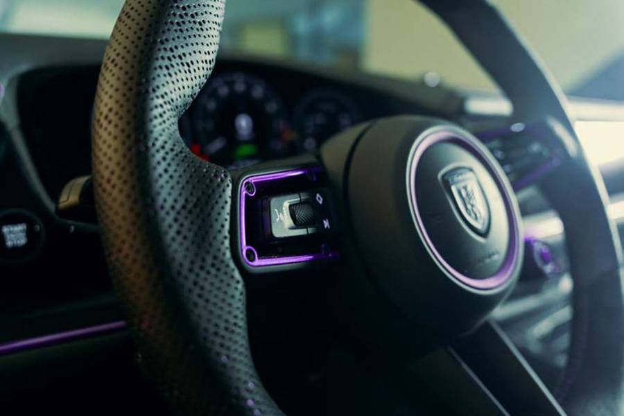 Le détail plutôt que le volume : boutons, inserts, accents — l’individualisation se joue dans le petit, et c’est précisément là qu’elle reste le plus longtemps sous les yeux.