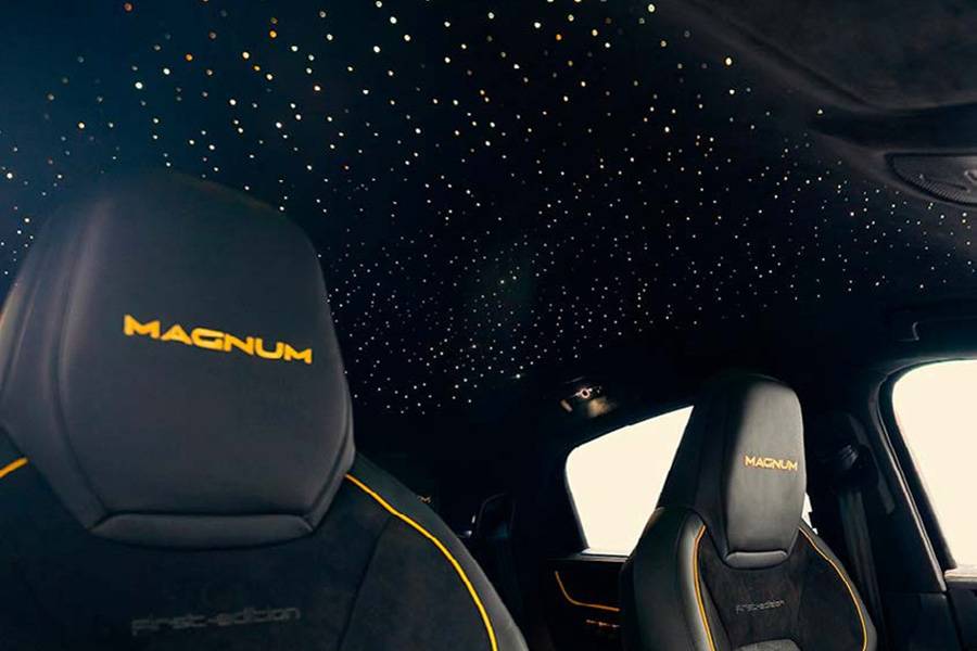 Night Sky : un ciel étoilé à LED qui transforme l’habitacle la nuit en scène — et qui reste volontairement une option exclusive.