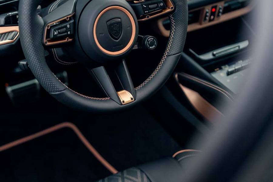 Le volant comme carte de visite : anneaux colorés, coutures, finitions — c’est ici qu’on tranche entre understatement et pièce unique.