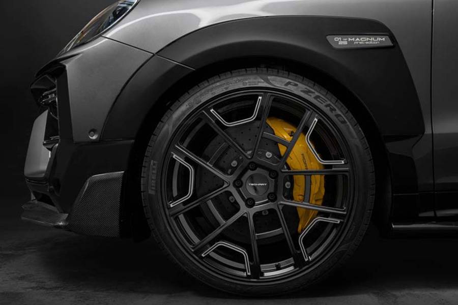 « 01 of 25 » : la First Edition affiche sa limitation sur l’aile — logique de collectionneur, posée proprement dans la tôle (et dans l’histoire).