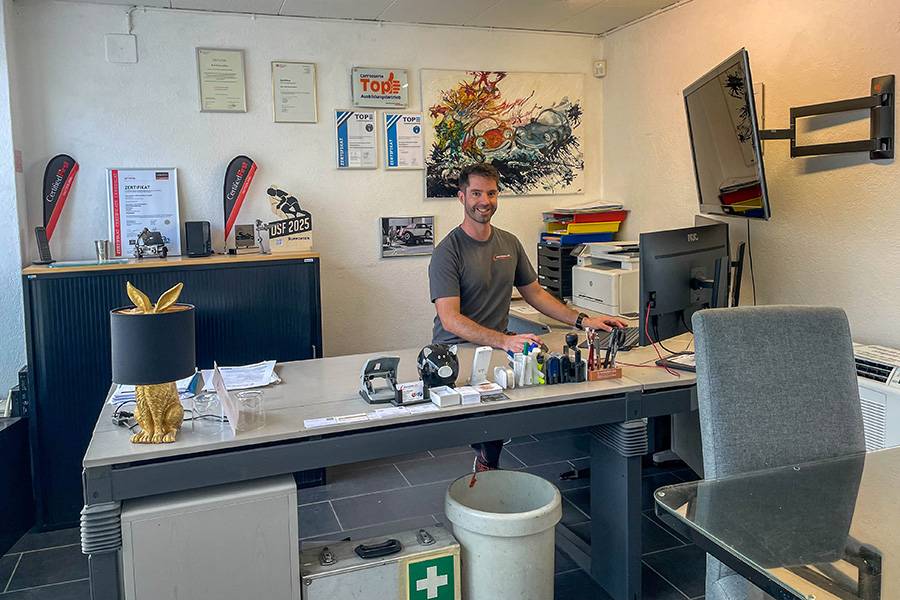 Le chef aux commandes numériques. Rolf Bohnenblust dans son bureau, au centre névralgique de l’entreprise – concentré, de bonne humeur et parfaitement en phase avec l’univers entièrement digitalisé de la Carrosserie Bohnenblust. 