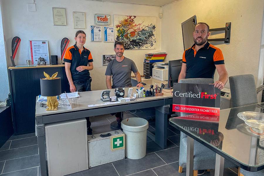 Le cœur de l’administration : au bureau, le sens de l’organisation et la proximité avec l’atelier se rencontrent. Ici, les fils se croisent, les rendez-vous se coordonnent, les clients sont accueillis – et l’enseigne « CFS » rappelle que la qualité ne se limite pas aux travaux des ateliers.