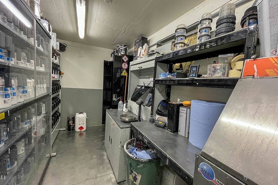 Acier inoxydable plutôt que chaos : la salle de mélange est parfaitement ordonnée. Une organisation précise, des surfaces de travail impeccables et une technologie de pointe garantissent des teintes et des formules exactes – et constituent la base des peintures irréprochables.