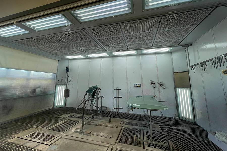 Lumière, air et espace pour une précision parfaite : la grande cabine de peinture offre des conditions optimales pour des finitions haut de gamme. Eclairage uniforme, circulation d’air maîtrisée – ici naissent des surfaces de premier ordre.
