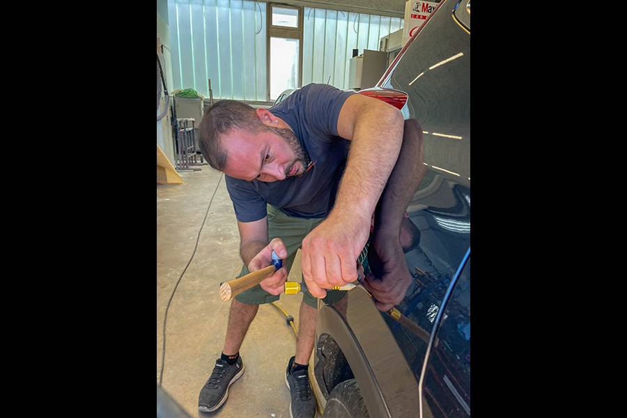 Un travail manuel concentré au millimètre près : d’une main sûre et d’un regard expérimenté, Giuseppe Mignogna redonne à la carrosserie sa forme d’origine – un moment où l’expérience compte plus que la puissance des machines. 