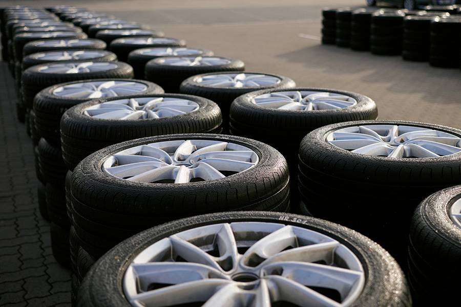 Startaufstellung auf dem Asphalt: 16 Sommerreifen in 225/50 R17 warten auf ihre Bewährungsprobe – bei Nässe, auf trockener Fahrbahn und wenn die Sommerhitze den Gummi weich macht. Am Ende zählt nicht der Look der Felge, sondern ein paar Quadratzentimeter Kontaktfläche und die Balance aus 15 Kriterien.