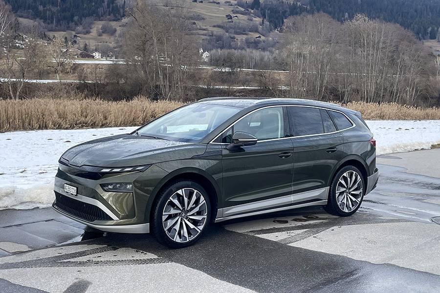 Olibo Green passt perfekt zur Landschaft – und mit den grossen Rädern steht der Allrad-Enyaq satt auf der Strasse: eher gelassenes Reiseauto als überzeichneter Auftritt.