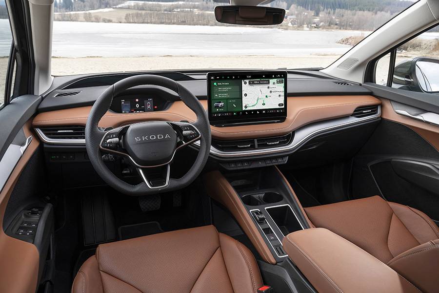 Drinnen bleibt der Enyaq angenehm wohnlich: übersichtliches Cockpit, grosses 13-Zoll-Infotainment und hochwertige Materialien – ein Arbeitsplatz, der eher nach «entspannt ankommen» als nach «digitaler Show» wirkt.