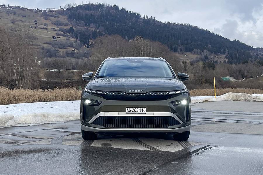 Le nouvel Enyaq 85x affiche son restylage avec assurance : signature lumineuse fine, large « visage » et inscription Škoda à l’avant – sous la lumière d’hiver des montagnes grisonnes, l’ensemble paraît étonnamment épuré et moderne.