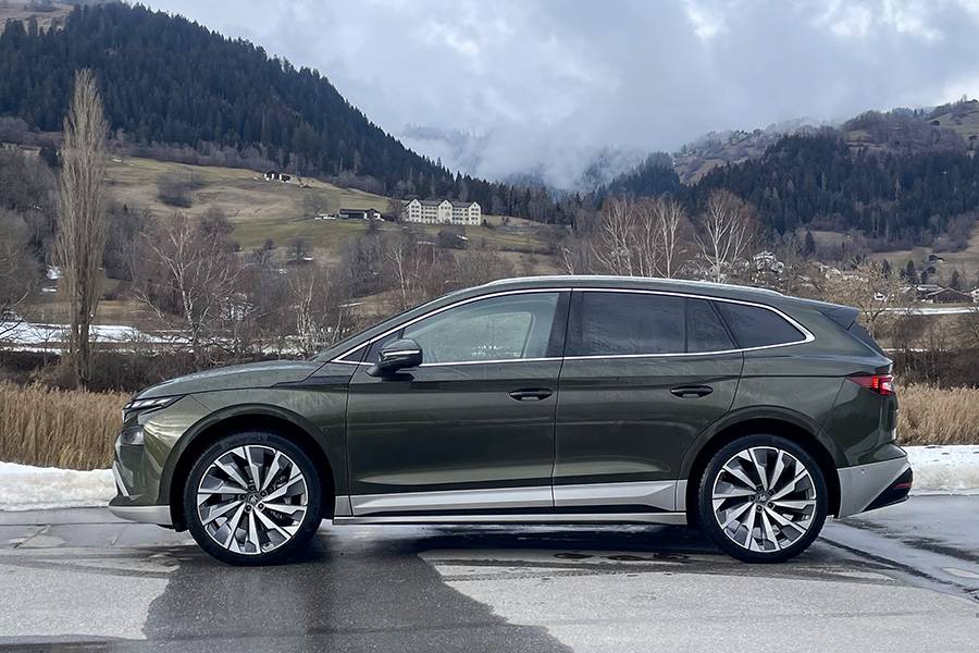 De profil, on comprend aussi l’objectif de la mise à jour : une ligne lisse et efficiente pour gagner en aérodynamique – et donc en autonomie, du moins tant que les températures jouent le jeu.