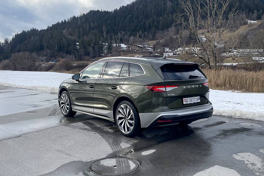 À l’arrière, le grand lettrage assure la reconnaissance, les feux au dessin net signent une conclusion moderne – ce soin du détail rend le best-seller perceptiblement « nouveau » sans le réinventer.