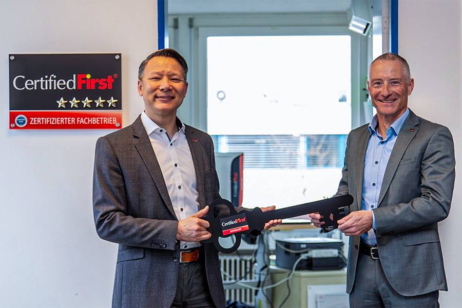 Remise symbolique : Richard Schöller remet la clé de la direction de CFS à son successeur Christoph Kronig.