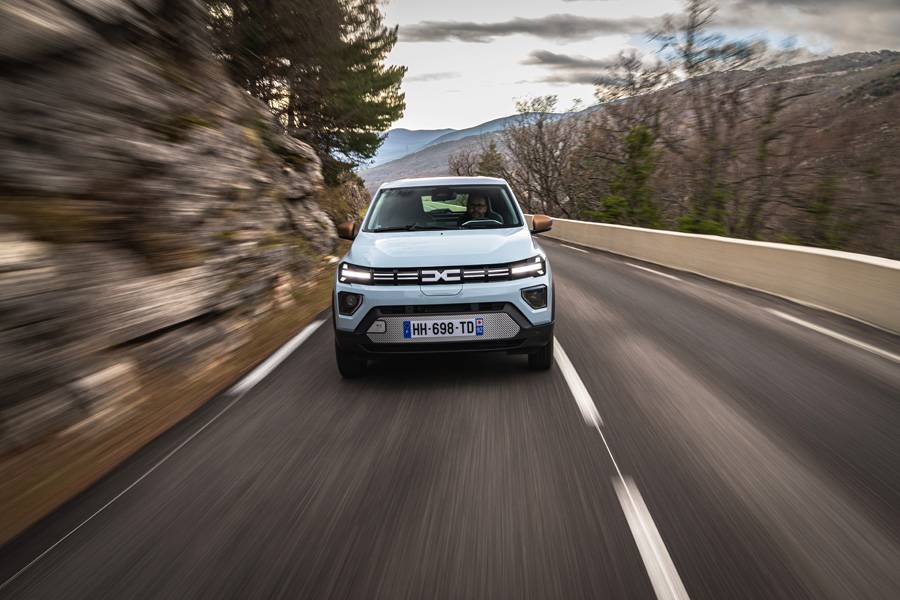 Der Dacia Spring auf kurviger Küstenstrasse oberhalb von Nizza – kompakt, elektrisch und mit überarbeiteter Lenkung sowie neuen Motoren deutlich erwachsener unterwegs als bisher.
