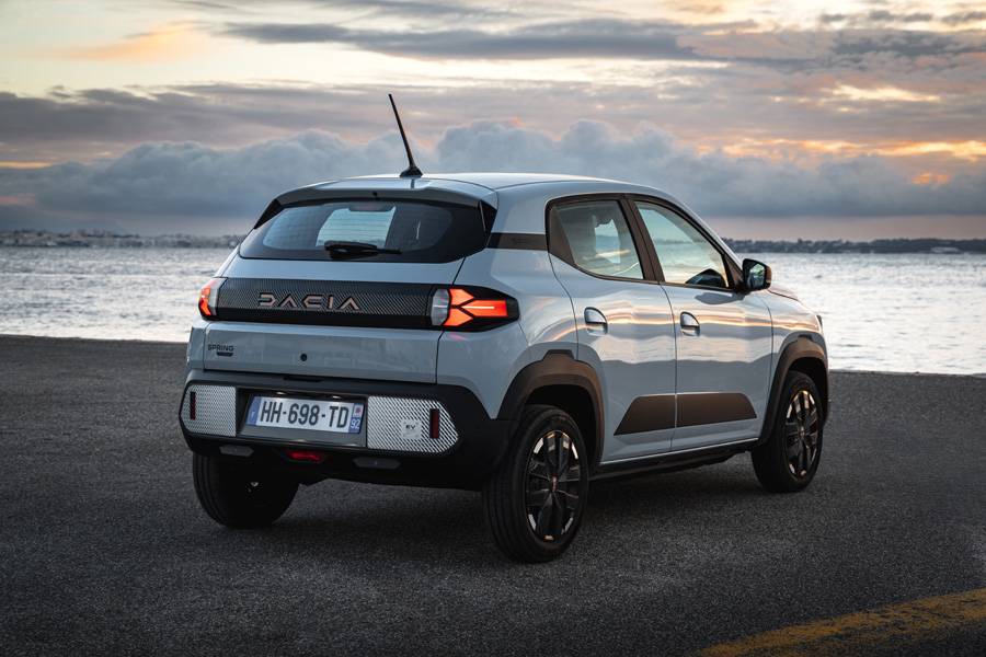 Heckansicht des Spring am Meer: Markante Lichtgrafik, robuste Kunststoffelemente und der strukturierte Streifen zwischen den Rückleuchten unterstreichen den modernen Auftritt des kleinen Stromers.