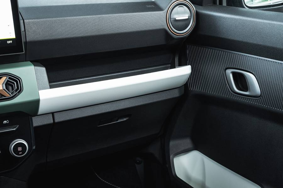 Vue détaillée côté passager – des matériaux robustes, des rangements pratiques ainsi que des touches de couleur pour un habitacle sobre, pensé pour le quotidien.