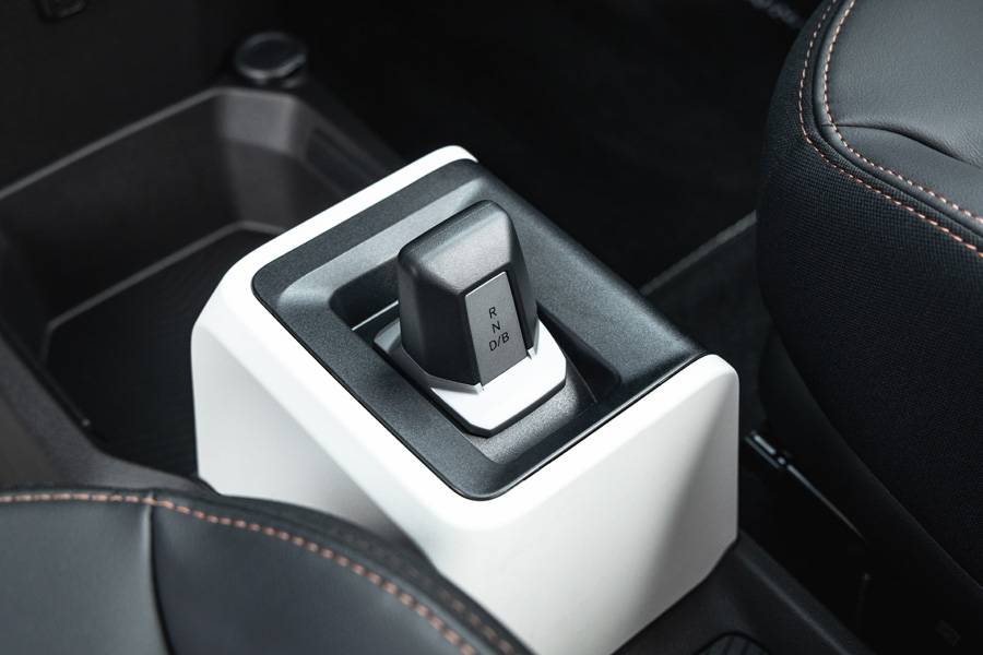 Le petit sélecteur automatique sur la console centrale surprend par son aspect élégant – c’est presque un détail digne d’un modèle haut de gamme, mais dans le format charmant et minimaliste d’une citadine électrique.