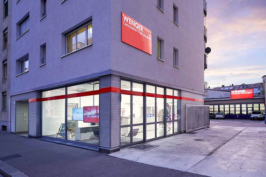 Ceux qui peuvent entrer connaissent la mécanique : invitation, table ronde, public de spécialistes — et une question centrale, toute simple. Les pièces de rechange sont-elles disponibles quand la demande explose ? Ou ne reste-t-il que l’attente, interminable, sous les néons de l’atelier ?