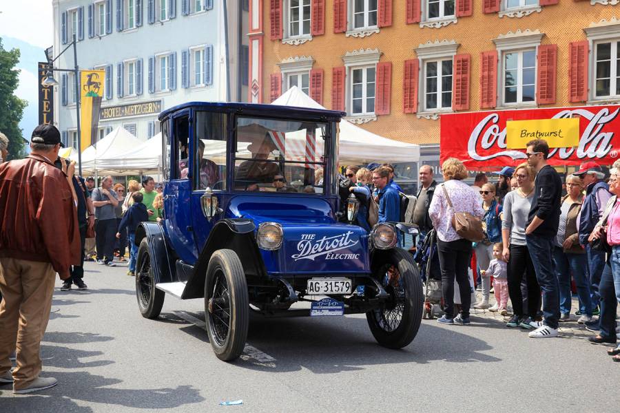 Ein früher Stromer mitten im Getümmel: Der Detroit Electric rollt gemächlich durch die Zuschauerreihen – leise, würdevoll und mit der gleichen Selbstverständlichkeit wie einst vor über 100 Jahren. Oldtimer in Obwalden zeigt: Mobilitätsgeschichte kennt mehr als nur Benzin.
