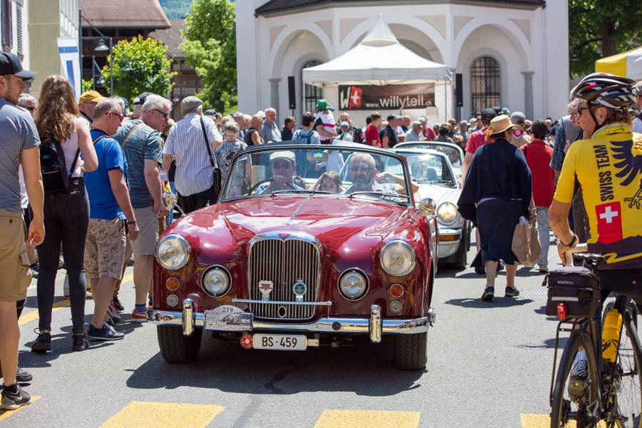 Une calandre brillant au soleil, un public compact : un cabriolet Alvis classique ouvre le Corso et attire les regards comme par magie. C’est précisément cette proximité entre la machine et l’être humain qui fait tout le charme de l’événement « Oldtimer in Obwalden ».