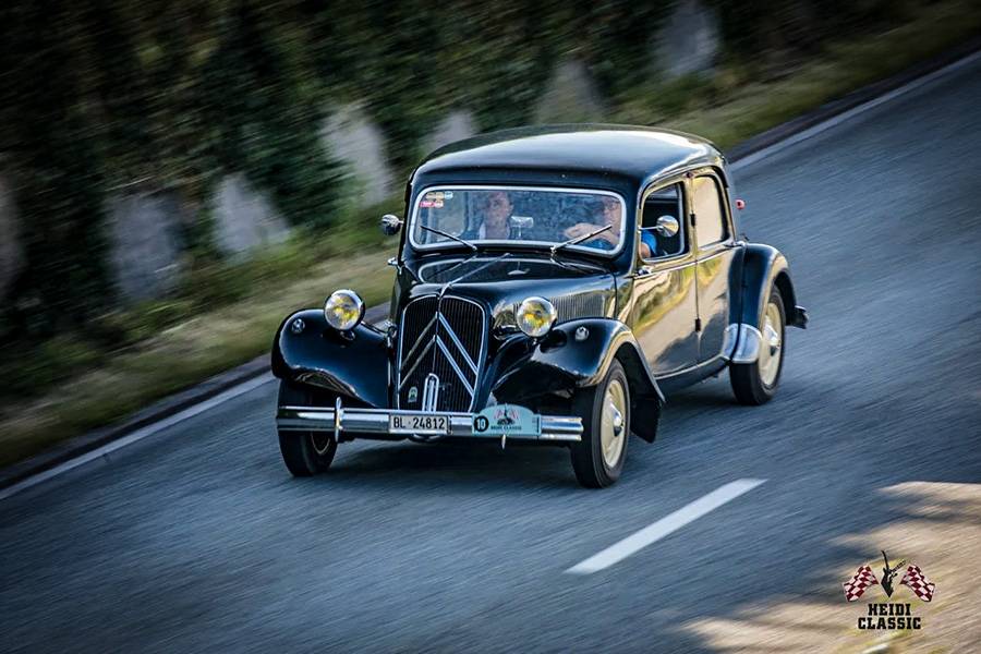 Ein Citroën Traction Avant in voller Fahrt: Vorkriegstechnik, die noch immer begeistert – und beweist, dass Charakter, Komfort und Kurvenfreude zeitlos sind.