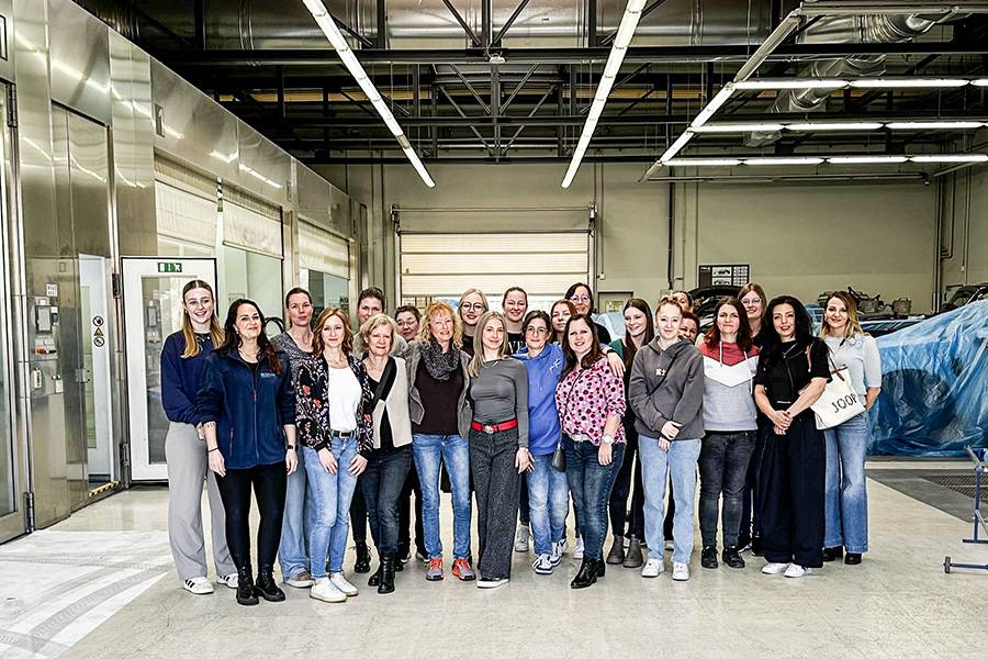Une image forte pour un événement réussi : les participantes du Cercle des couleurs de Glasurit posent pour une photo de groupe lors de leur visite chez M-Color. 