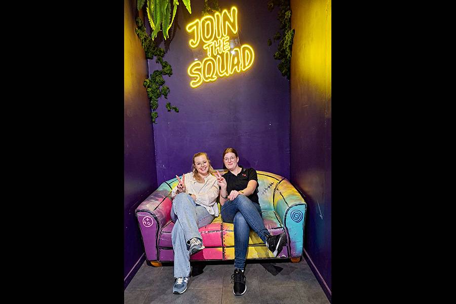 De bonne humeur et en plein échange : Cheyenne Kessler (à gauche) et Anja Fischer de BASF ont elles aussi profité du Cercle des couleurs pour vivre des rencontres personnelles en marge du programme spécialisé.