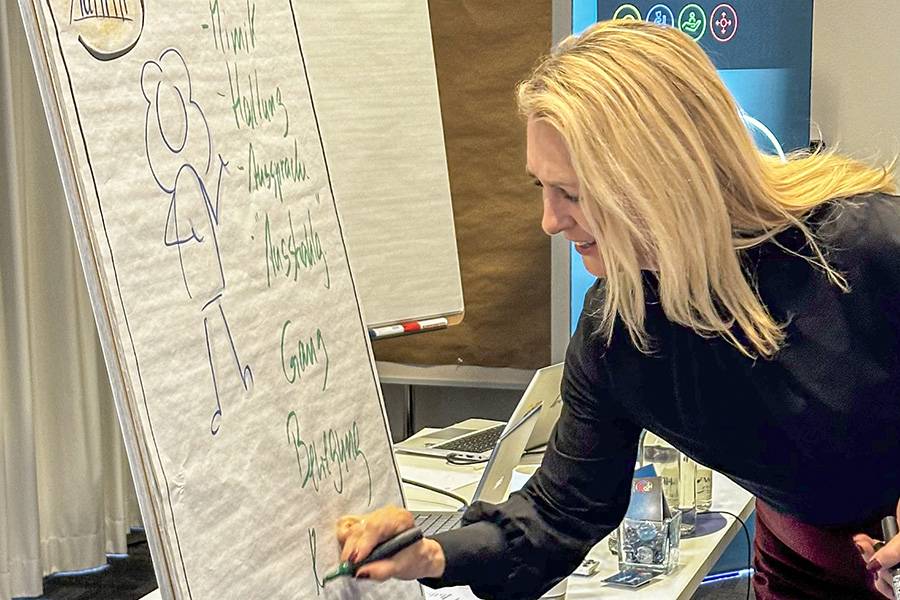 Au tableau, les choses deviennent concrètes : Cornelia Beckmann donne un schéma clair, vivant et très pratique au thème « Impact et communication ».