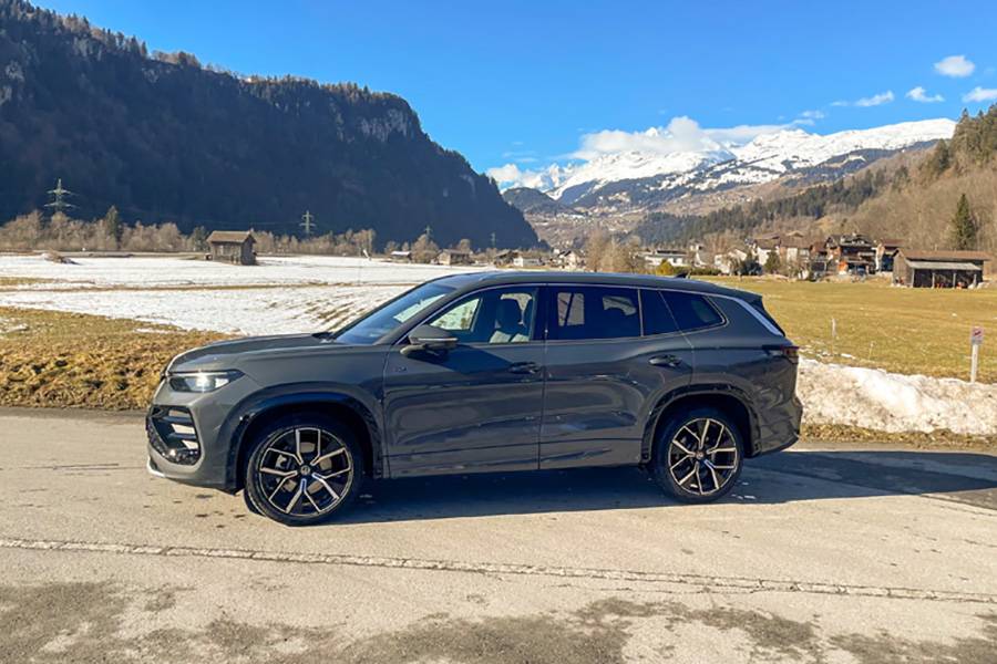 Die gestreckte Seitenlinie verrät, worum es hier geht: viel Raum, viel Alltagstauglichkeit und genau jene Gelassenheit, die ein Familien-SUV mitbringen sollte.