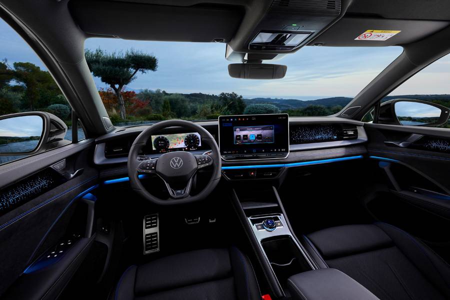 Luftig, modern und angenehm aufgeräumt: Im Cockpit verbindet der Tayron digitale Technik mit jener wohnlichen Atmosphäre, die auf langen Strecken den Unterschied macht.