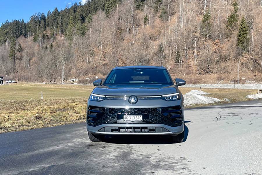 Arêtes nettes, épaules larges, signature lumineuse marquée : dès la face avant, le VW Tayron montre qu’il préfère jouer les grands voyageurs plutôt que les beaux parleurs.