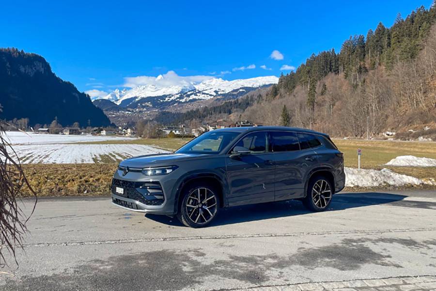 La vue de trois quarts met en évidence l’équilibre de ses proportions : généreux, présent et prêt à avaler les longues distances.