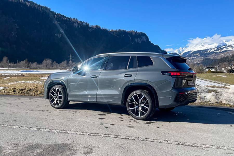 Même vu de l’arrière, le Tayron R-Line United affiche une personnalité propre et un dessin soigné ; la signature lumineuse marquée apporte une touche résolument moderne.