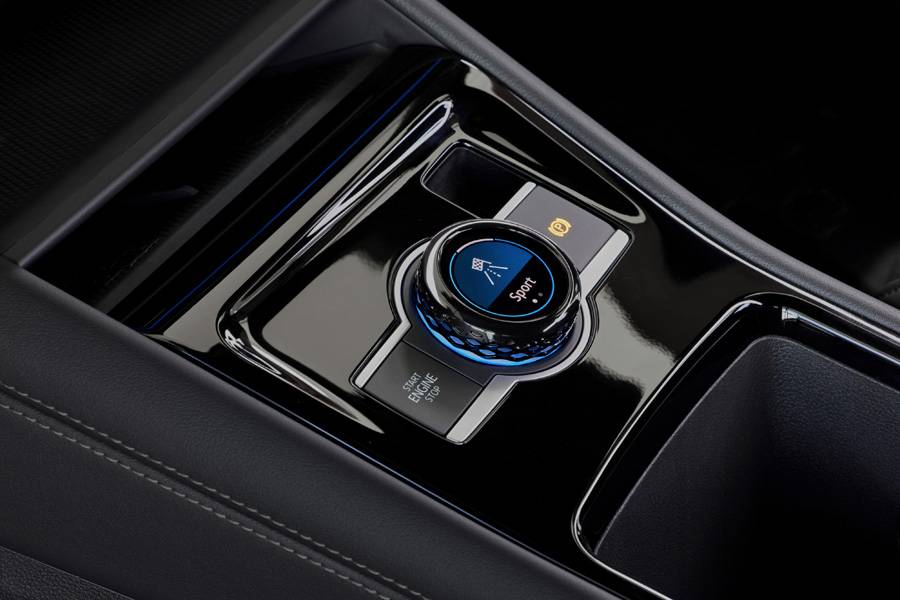 Une rotation, de nombreuses possibilités : le sélecteur central remet de l’ordre dans l’ergonomie et colle parfaitement au caractère décontracté de ce grand SUV.