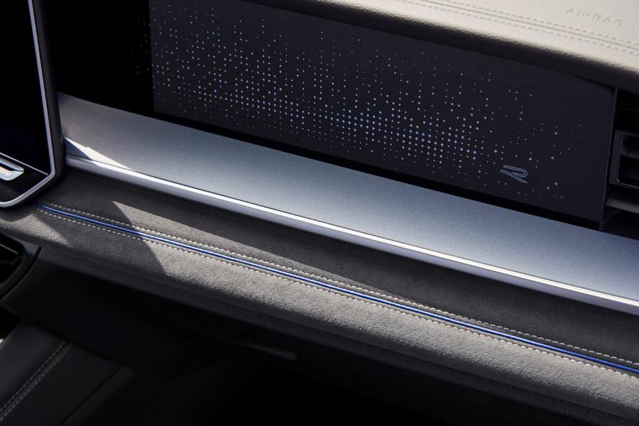 Des détails soignés plutôt que des effets tapageurs : inserts décoratifs, éclairage d’ambiance et accents R-Line donnent à l’habitacle du Tayron une note moderne et valorisante.