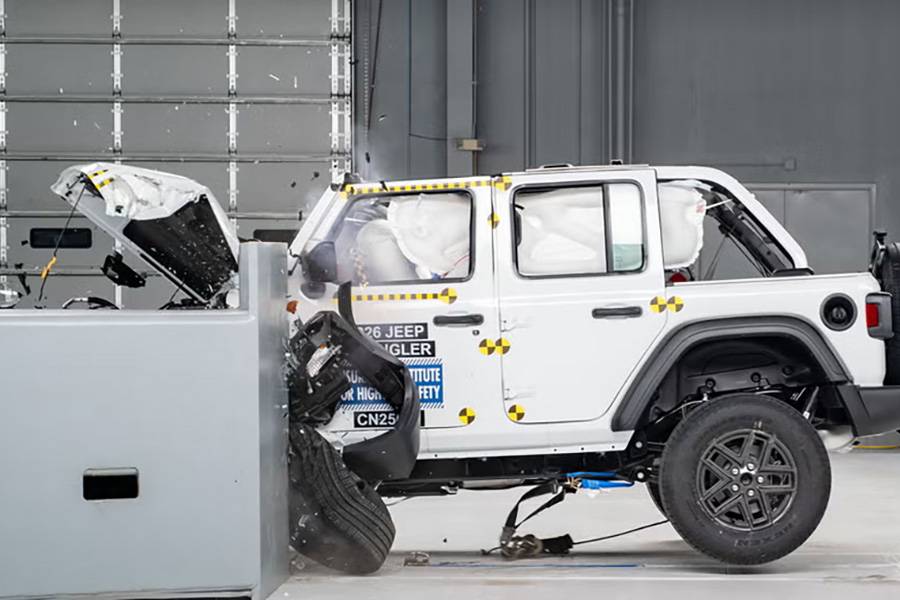 Autrefois, le Wrangler basculait parfois sur le côté dans ce scénario ; aujourd’hui, il reste debout : le choc frontal à fort décalage montre sans pitié si une structure de crash fonctionne — ou se ridiculise.