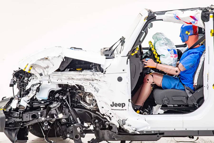 Après l’impact, on voit clairement l’enjeu technique : il ne s’agit pas de rigidité brutale, mais d’un guidage correct des forces. Jeep n’a pas réinventé le châssis en échelle, mais l’a affûté exactement là où il le fallait.