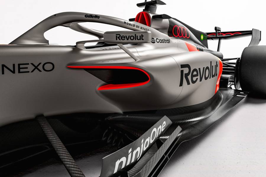 Der Audi R26 zeigt erstmals sein neues Farbkleid in Titanium Grey mit Lava-Red-Akzenten und sichtbaren Carbonflächen – entwickelt und lackiert mit Glasurit-Technologie.